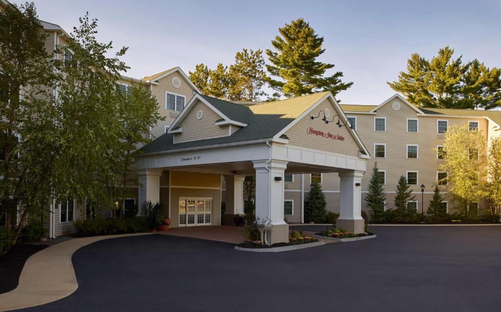 a hotel with a driveway in front of a building at Hampton Inn & Suites North Conway in North Conway