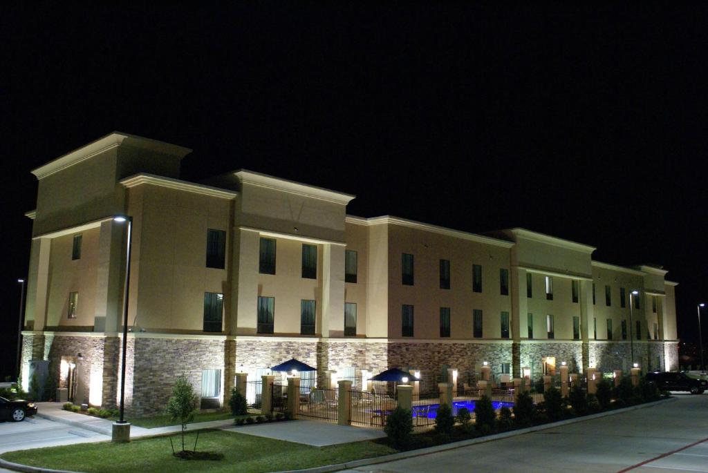 Hampton Inn & Suites Center في Center: مبنى كبير في الليل مع أضواء