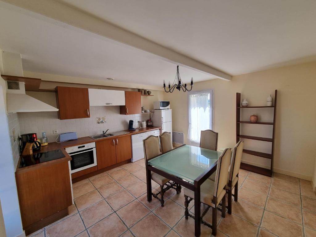eine Küche mit einem Tisch und Stühlen im Zimmer in der Unterkunft Tanzanite - 6 couchages in Archigny