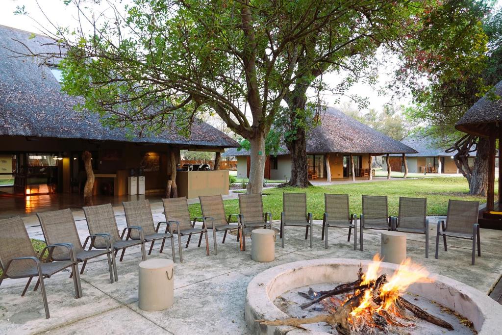 een groep stoelen rond een vuurplaats bij Senalala Safari Lodge in privé-wildreservaat Klaserie