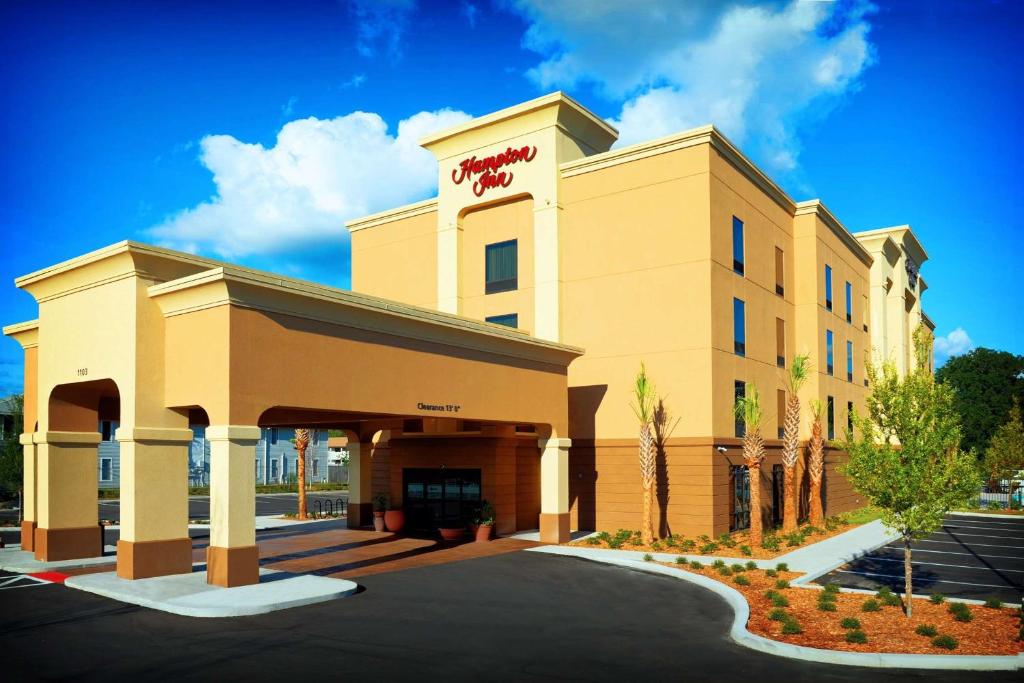 a rendering of the front of a hotel at Hampton Inn Crystal River in Crystal River