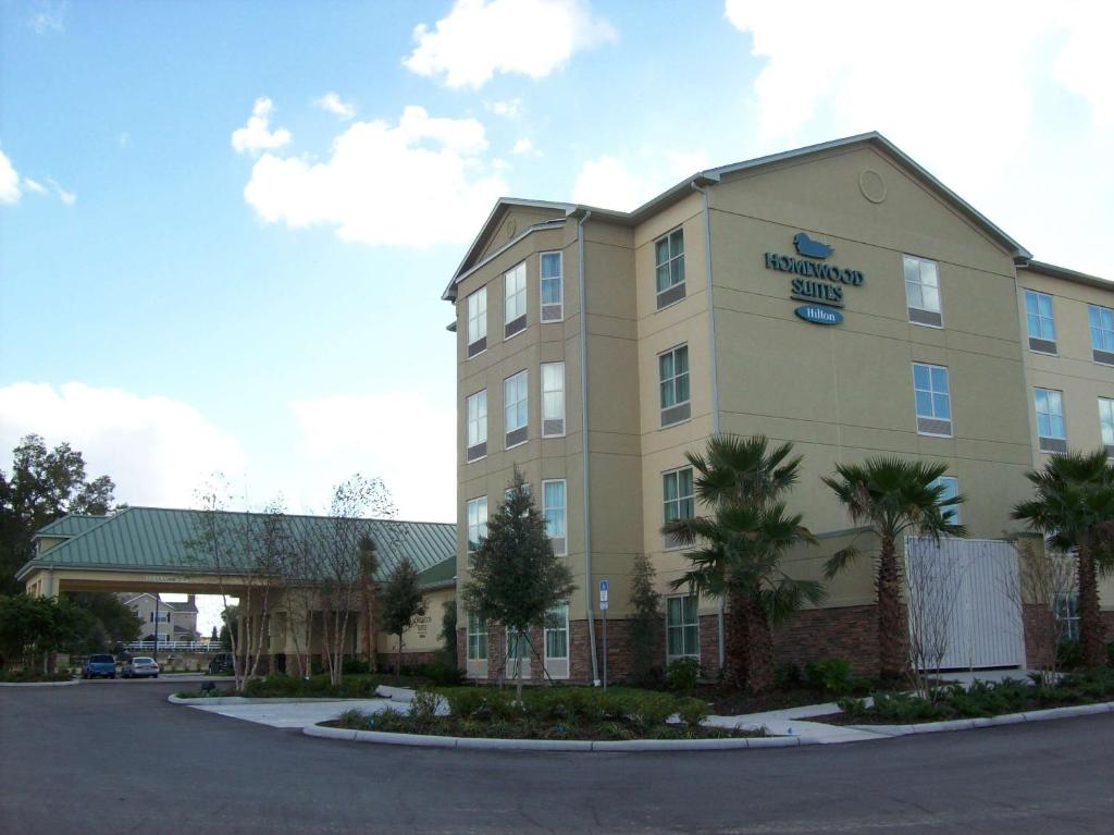 una vista frontal de la posada y suites hampton en Homewood Suites by Hilton Ocala at Heath Brook, en Ocala