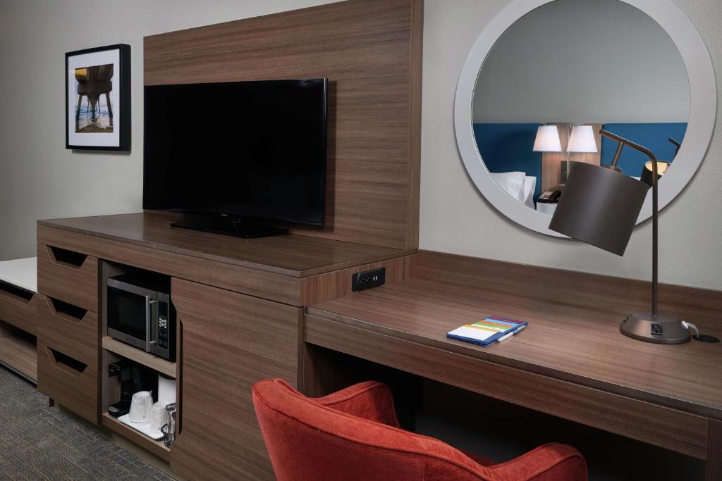 Hampton Inn Juno Beach - Queen Room With Two Queen Beds - Non-Smoking