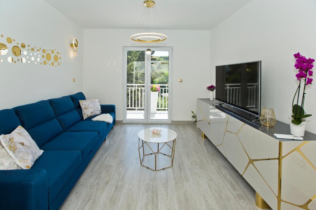 salon z niebieską kanapą i stołem w obiekcie Luxury Apartment Veronika w Hvarze