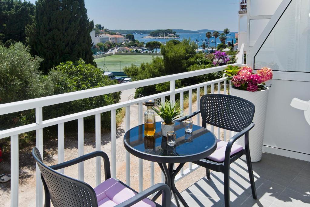 stół i krzesła na balkonie z widokiem w obiekcie Luxury Apartment Veronika w Hvarze