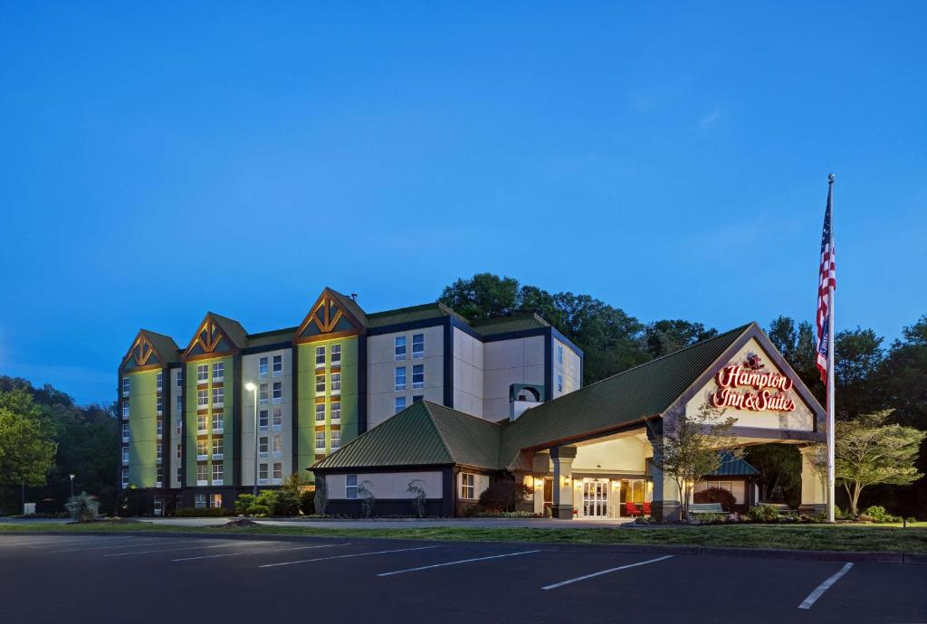 a hotel building with an american flag at Hampton Inn & Suites Pigeon Forge On The Parkway in Pigeon Forge