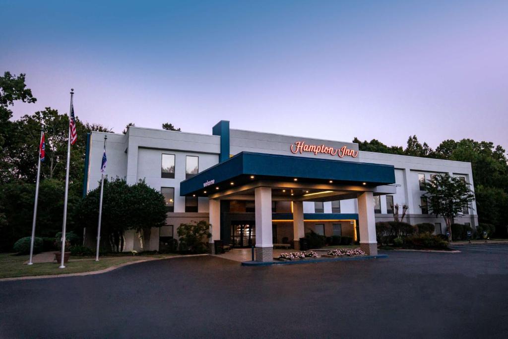 Counce皮克威克达姆汉普顿酒店 - 位于夏伊洛瀑布的前面有标志的建筑物