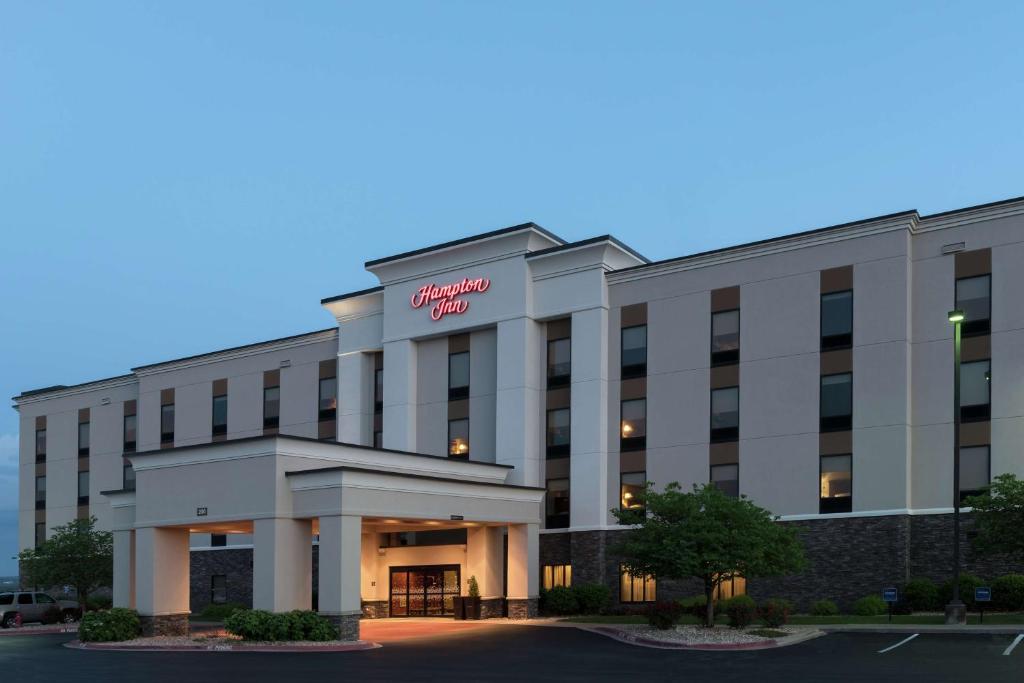 a rendering of the front of the hotel at Hampton Inn Branson - Branson Hills in Branson
