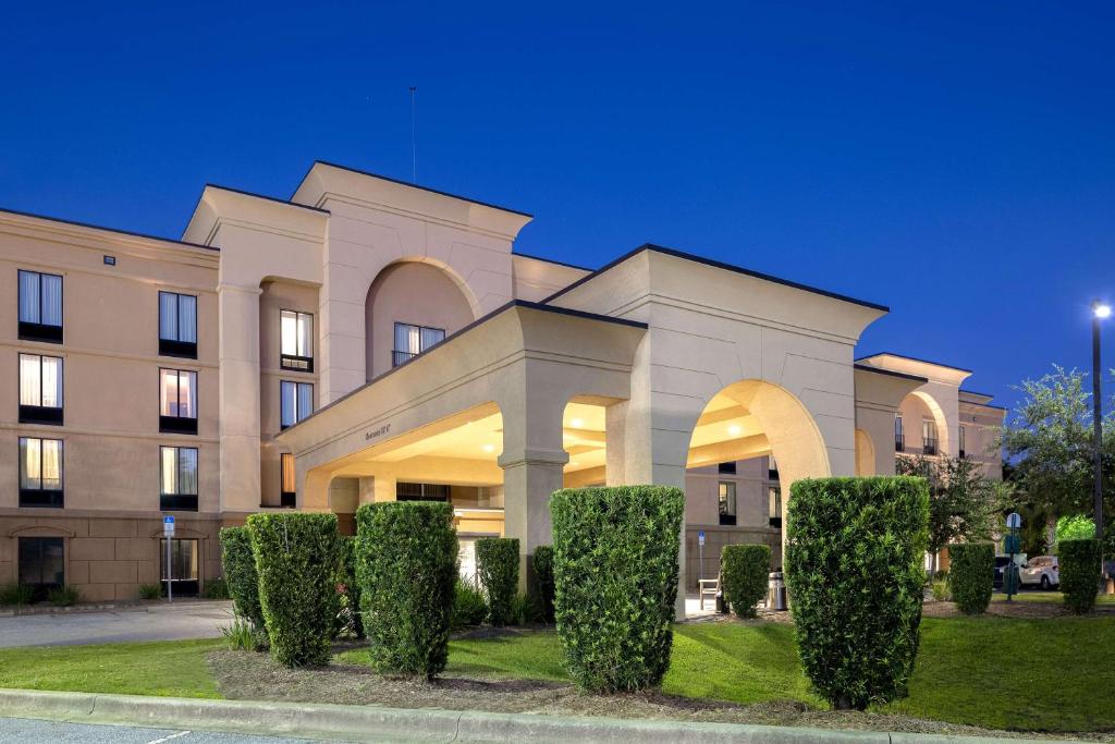 Hampton Inn & Suites Pensacola/Gulf Breeze في غولف بريز: مبنى كبير أمامه حواف