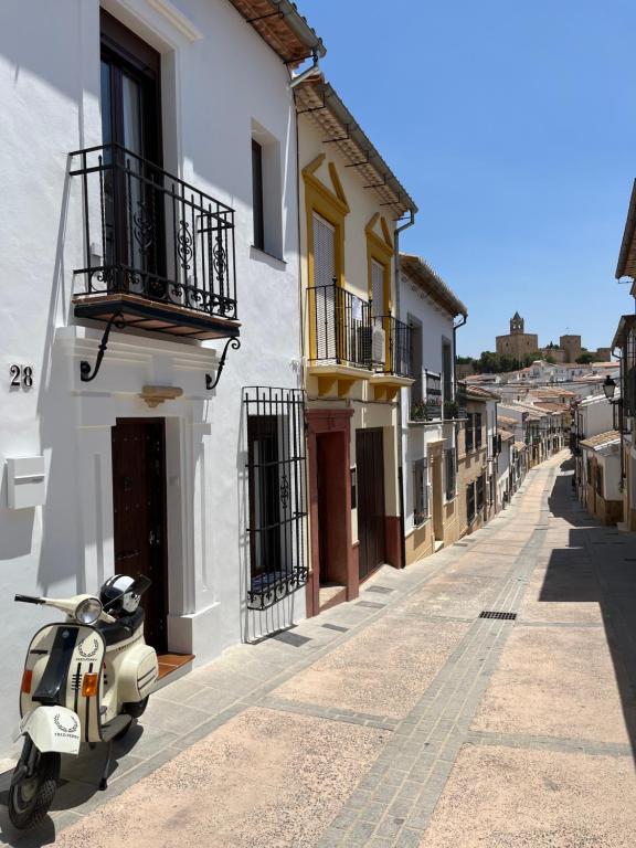 ein Roller, der auf einer Straße neben einem Gebäude parkt in der Unterkunft Casa Torre Hacho in Antequera