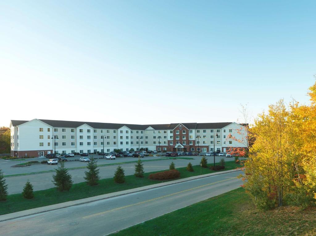 an empty street in front of a large building at Homewood Suites by Hilton Dover - Rockaway in Dover