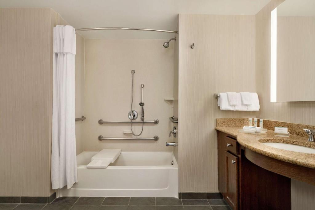 Koupelna v ubytování Homewood Suites by Hilton Dover - Rockaway