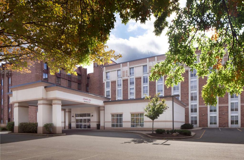 an image of the front of a building at Hampton Inn Parsippany in Parsippany