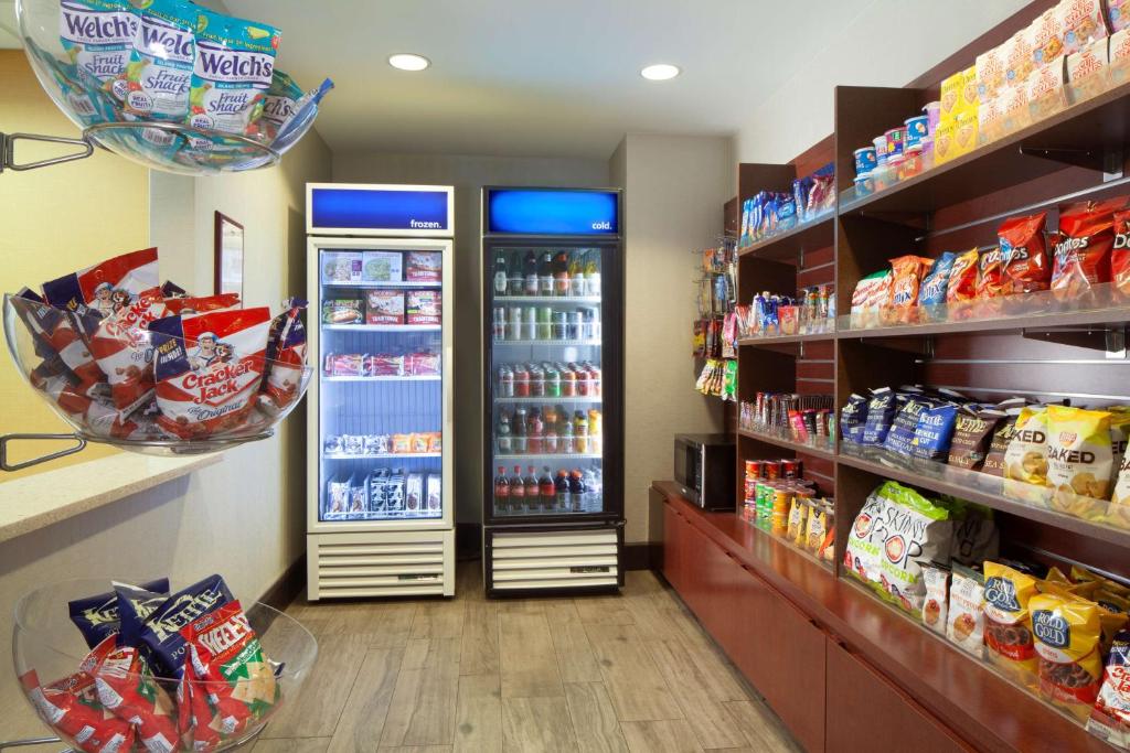 Supermarket nebo jiné obchody v  hotelu nebo okolí