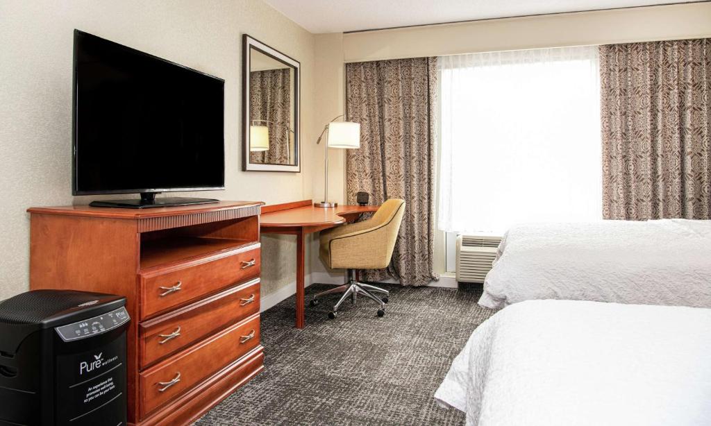 TV a/nebo společenská místnost v ubytování Hampton Inn Parsippany