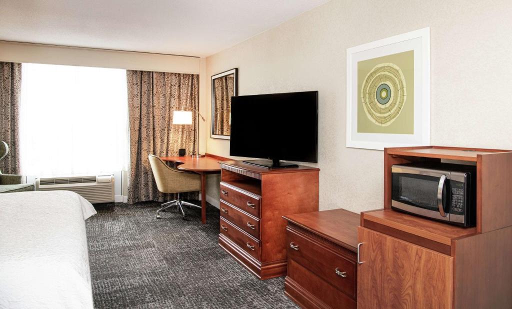 TV a/nebo společenská místnost v ubytování Hampton Inn Parsippany