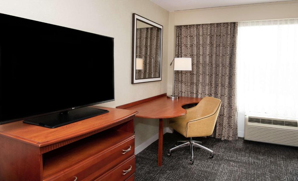 TV a/nebo společenská místnost v ubytování Hampton Inn Parsippany