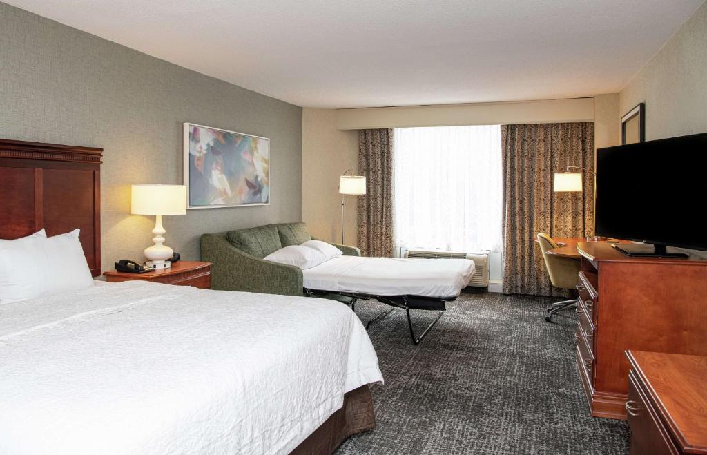 TV a/nebo společenská místnost v ubytování Hampton Inn Parsippany