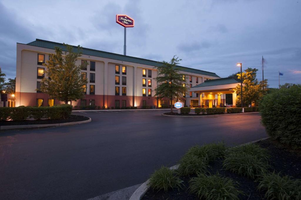 Hampton Inn Pennsville في Pennsville: مبنى امامه موقف سيارات