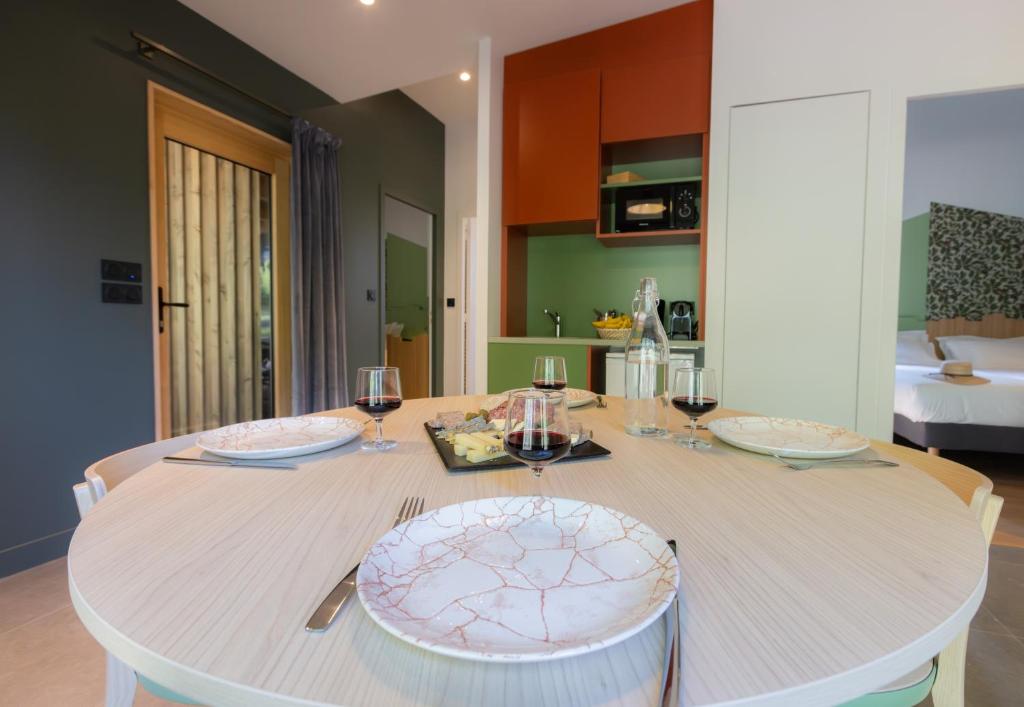 Kuchyňa alebo kuchynka v ubytovaní Hôtel - Lodges de Lemptégy