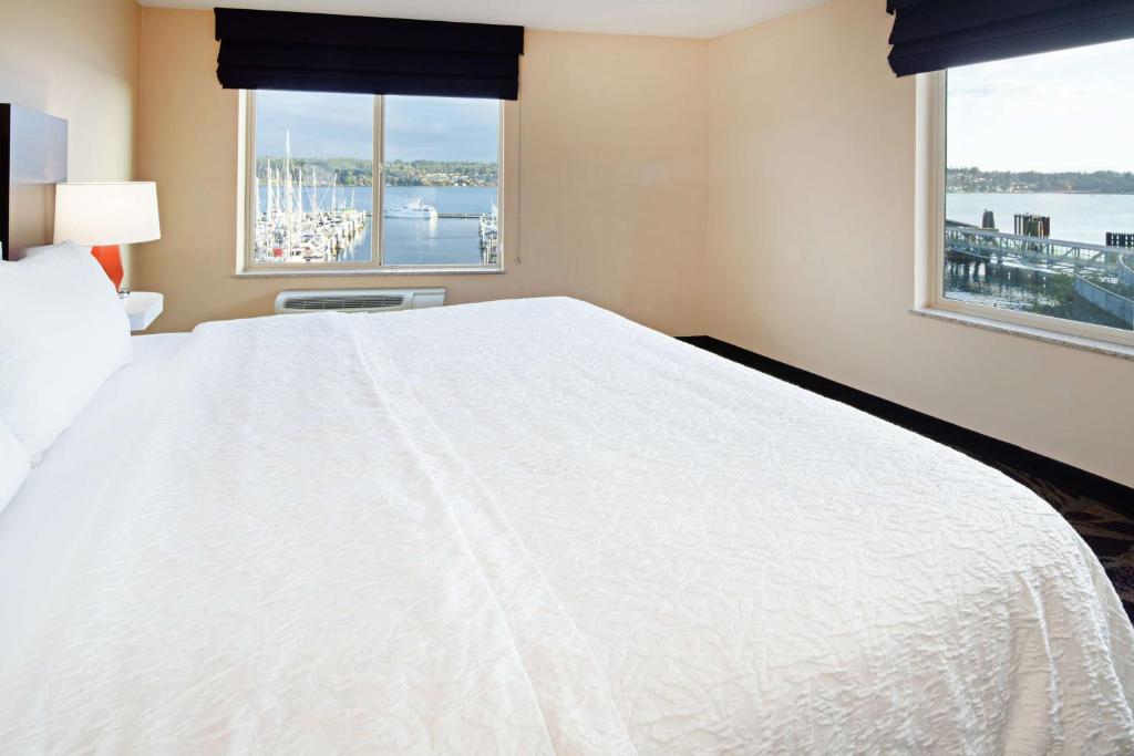 Hampton Inn & Suites Bremerton - King Suite Met Spa -bad