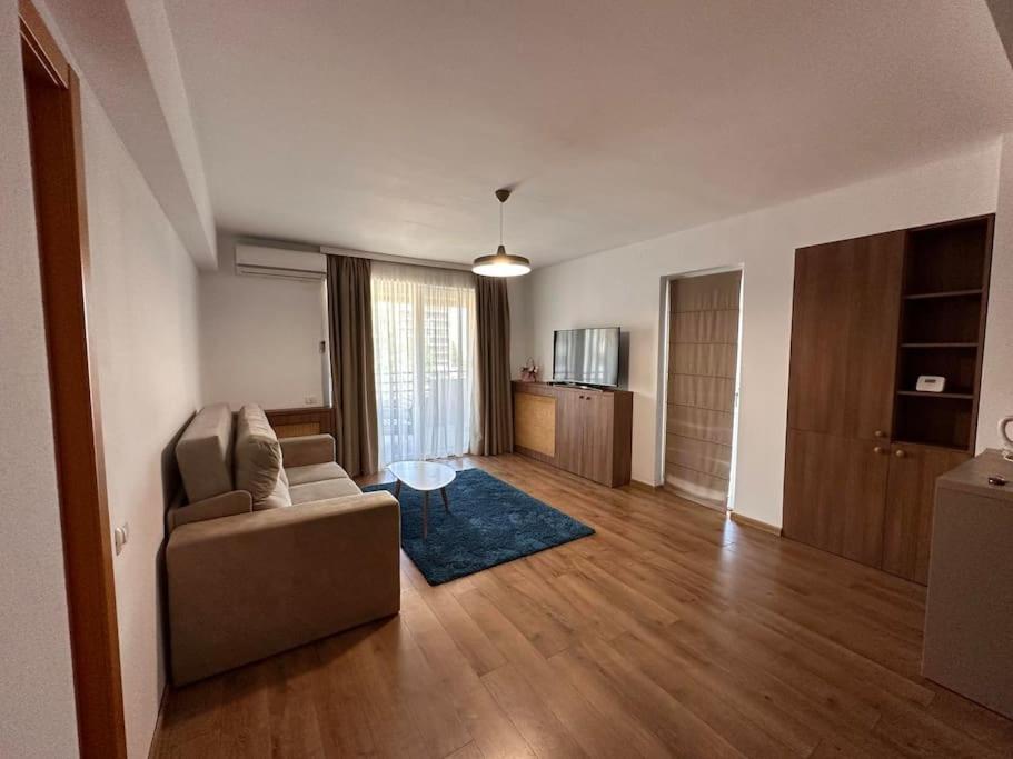 un salon avec un canapé et une table dans l'établissement Apartament Sianna, à Mamaia