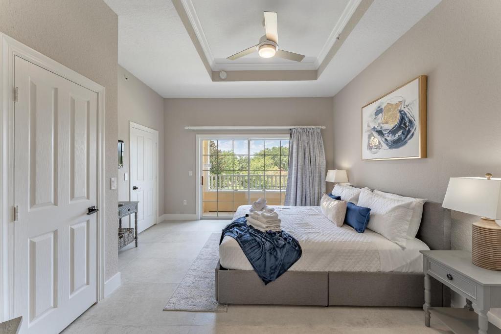 een slaapkamer met een bed en een raam bij Modern Luxury Retreat in Kissimmee