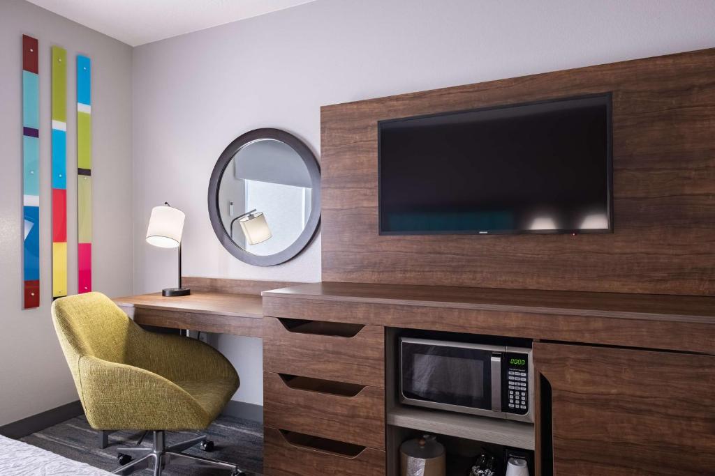 TV a/nebo společenská místnost v ubytování Hampton Inn Richfield