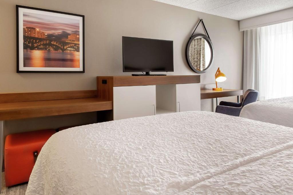 TV a/nebo společenská místnost v ubytování Hampton Inn Rockford