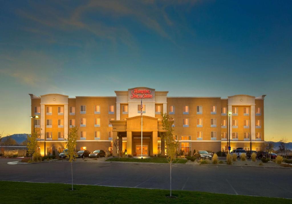 un hotel con un cartel en la parte delantera en Hampton Inn & Suites Reno, en Reno