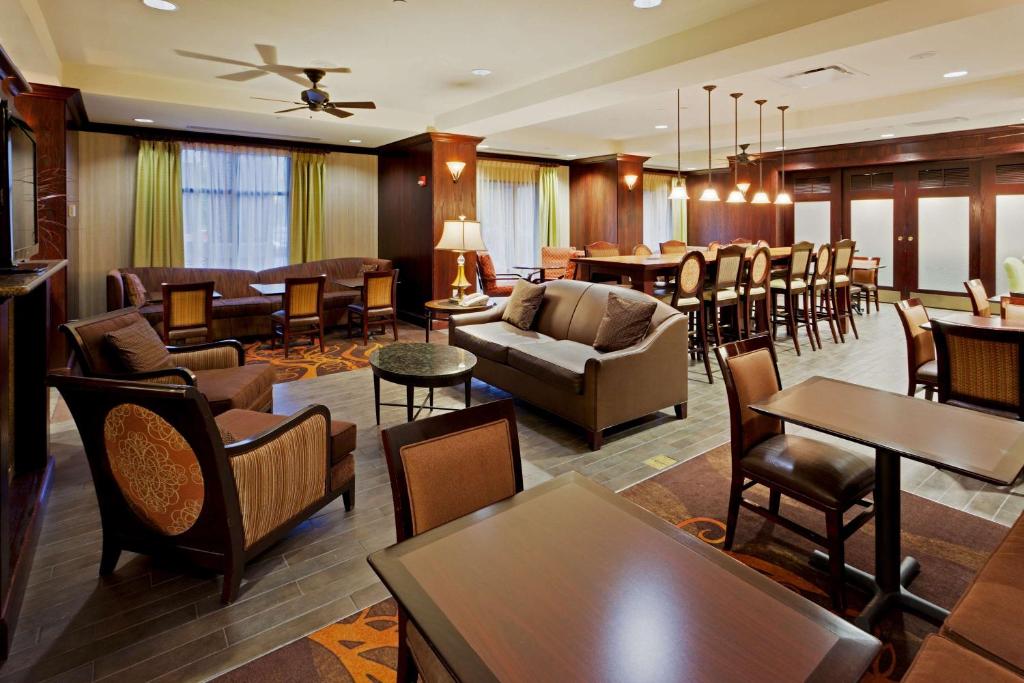 Posezení v ubytování Hampton Inn Rochester-Webster