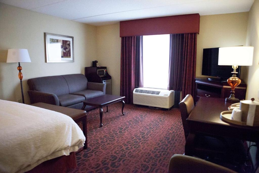 Postel nebo postele na pokoji v ubytování Hampton Inn Rochester-Webster