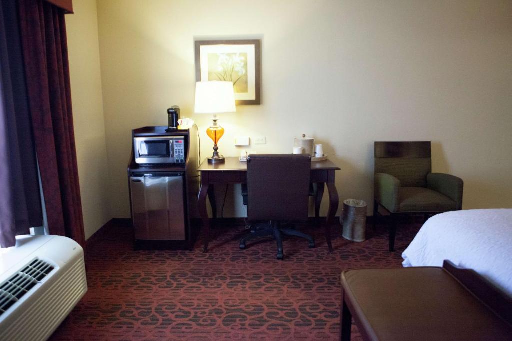 TV a/nebo společenská místnost v ubytování Hampton Inn Rochester-Webster