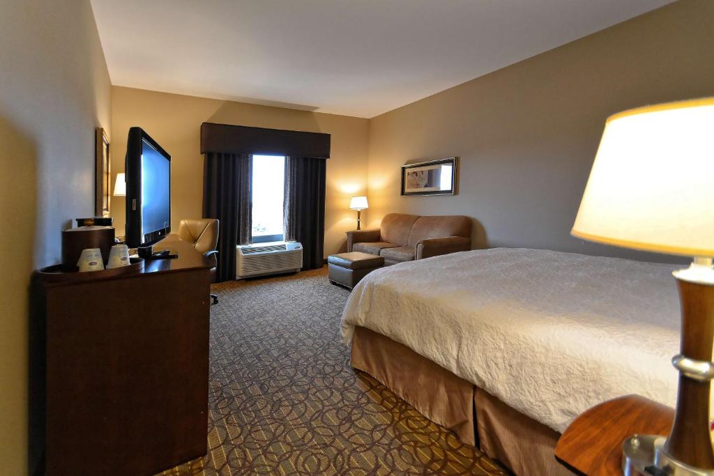 Postel nebo postele na pokoji v ubytování Hampton Inn Geneseo