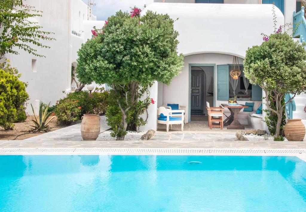 una villa con piscina di fronte a una casa di Mykonian Style Pool Houses a Ornos