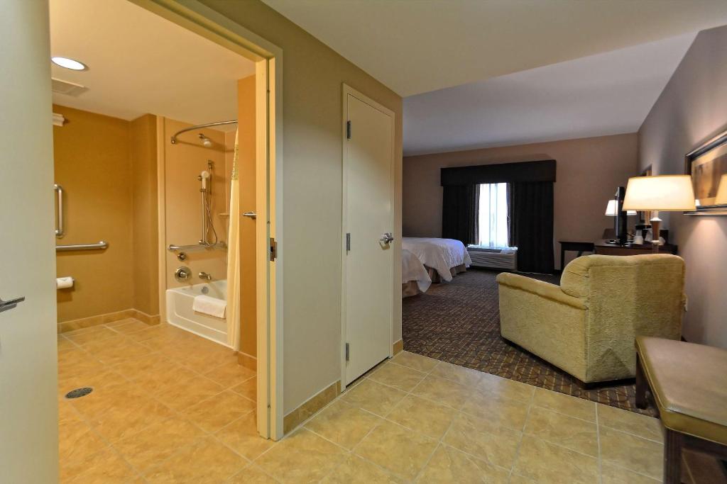 Postel nebo postele na pokoji v ubytování Hampton Inn Geneseo