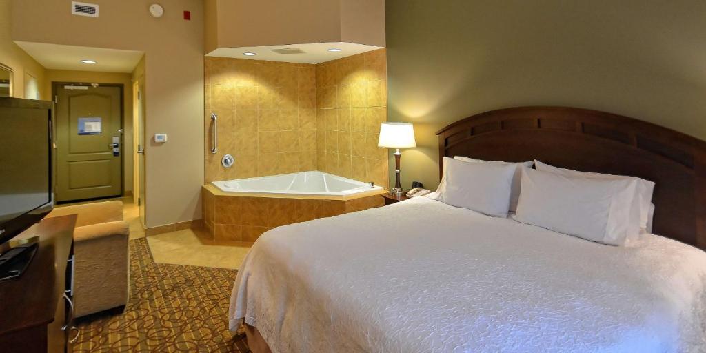 Postel nebo postele na pokoji v ubytování Hampton Inn Geneseo