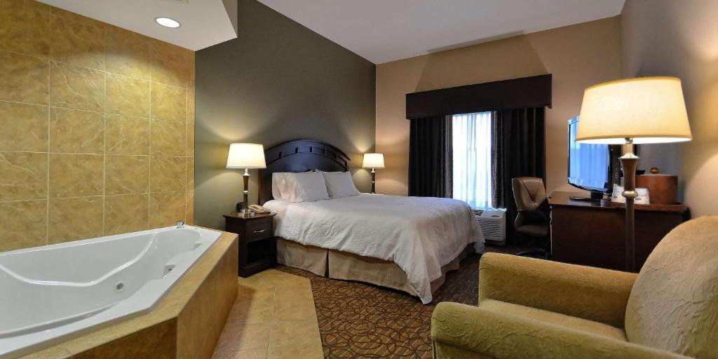 Postel nebo postele na pokoji v ubytování Hampton Inn Geneseo