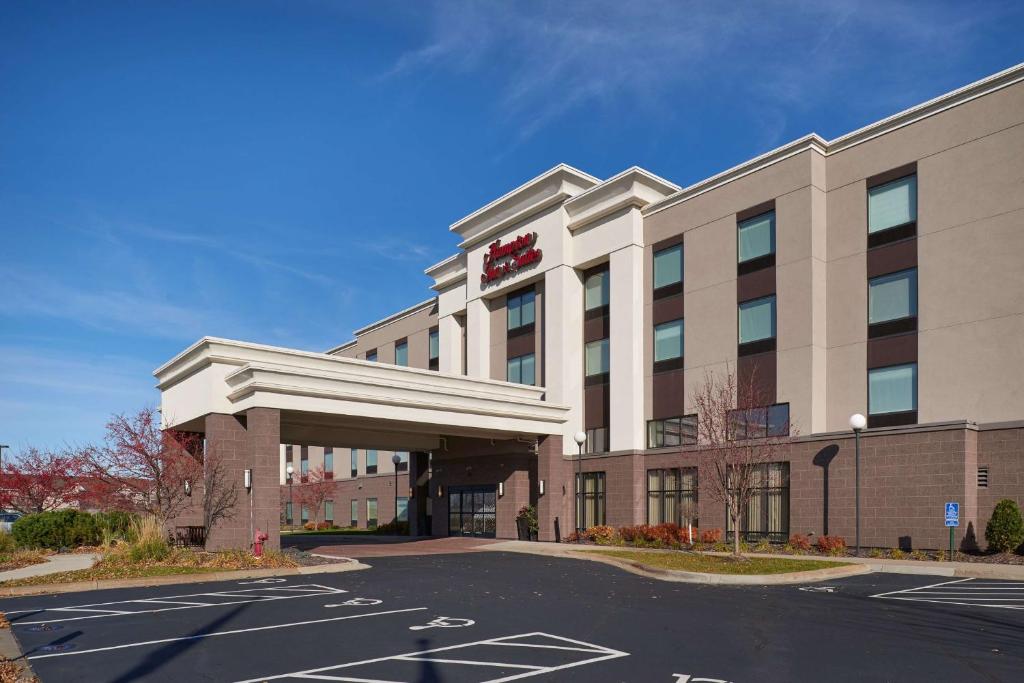 an office building with a parking lot in front of it at Hampton Inn & Suites Rogers in Rogers