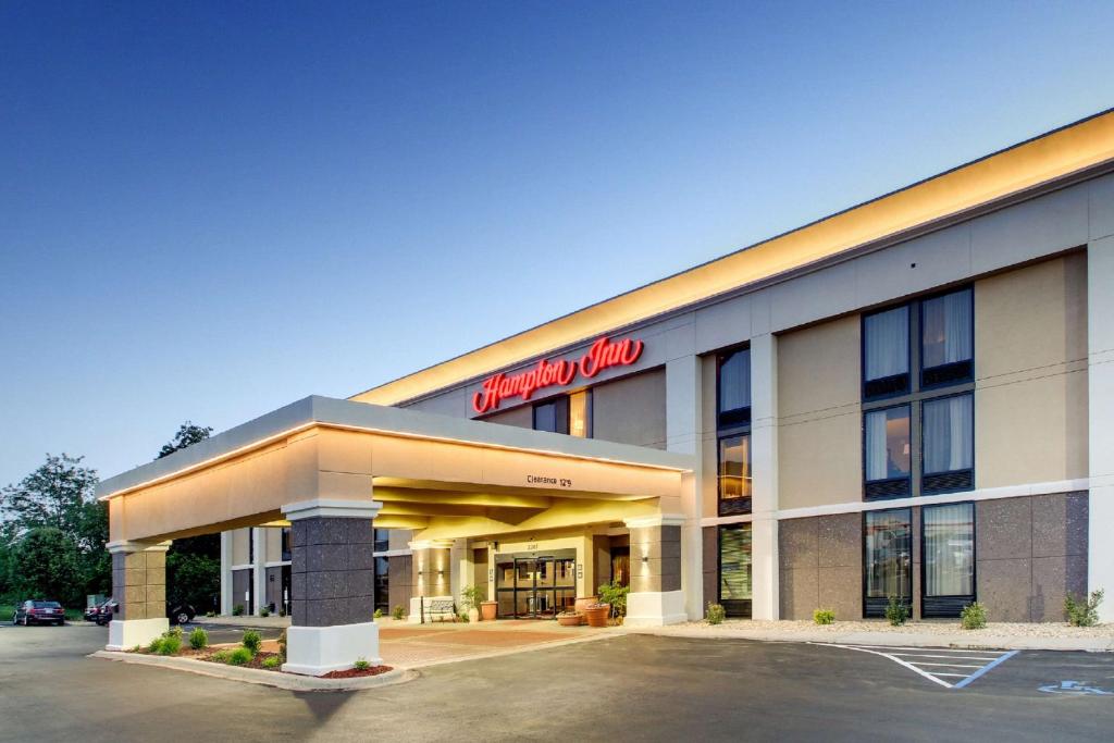 a front view of a hotel at Hampton Inn Rolla in Rolla