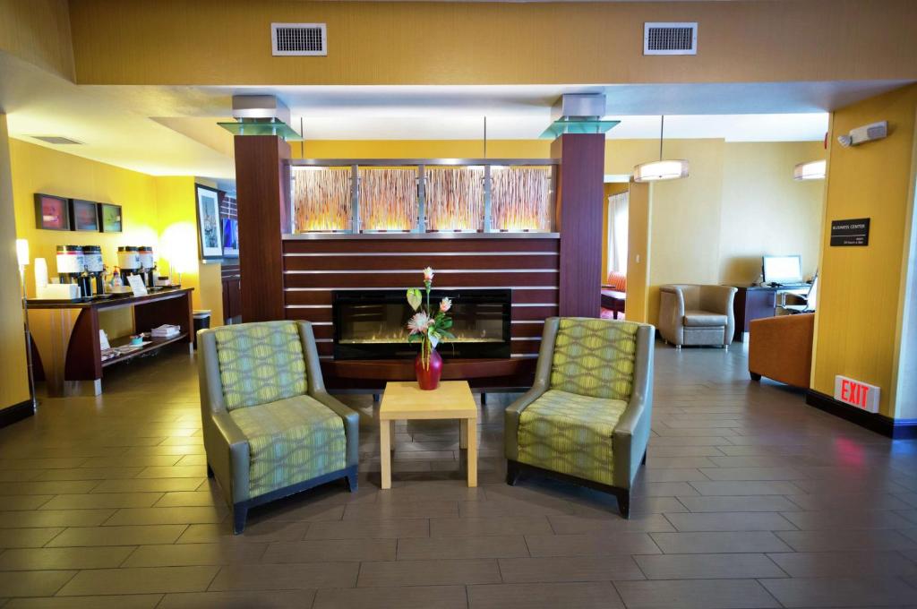 薩克拉門托的住宿－薩克拉門托- 奧本大道漢普頓酒店及套房，医院的大厅,有两把椅子和一张桌子