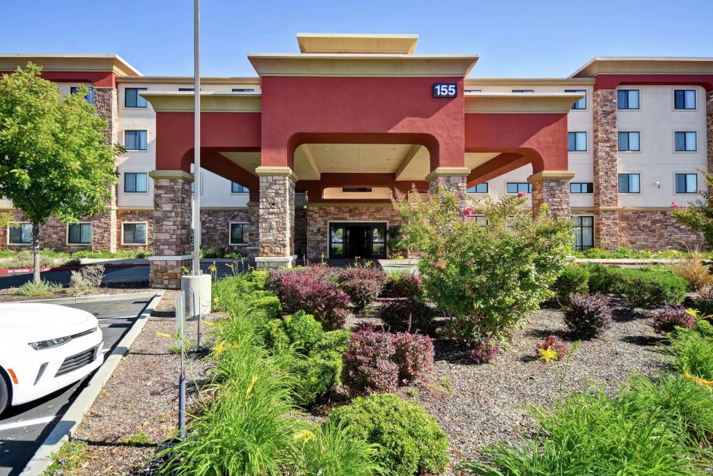 un bâtiment avec un jardin en face dans l'établissement Hampton Inn & Suites Folsom, à Folsom