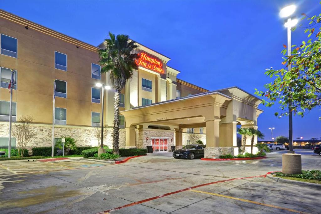 サンアントニオにあるHampton Inn & Suites San Antonio/Northeast I-35の駐車場のヤシの木があるホテル