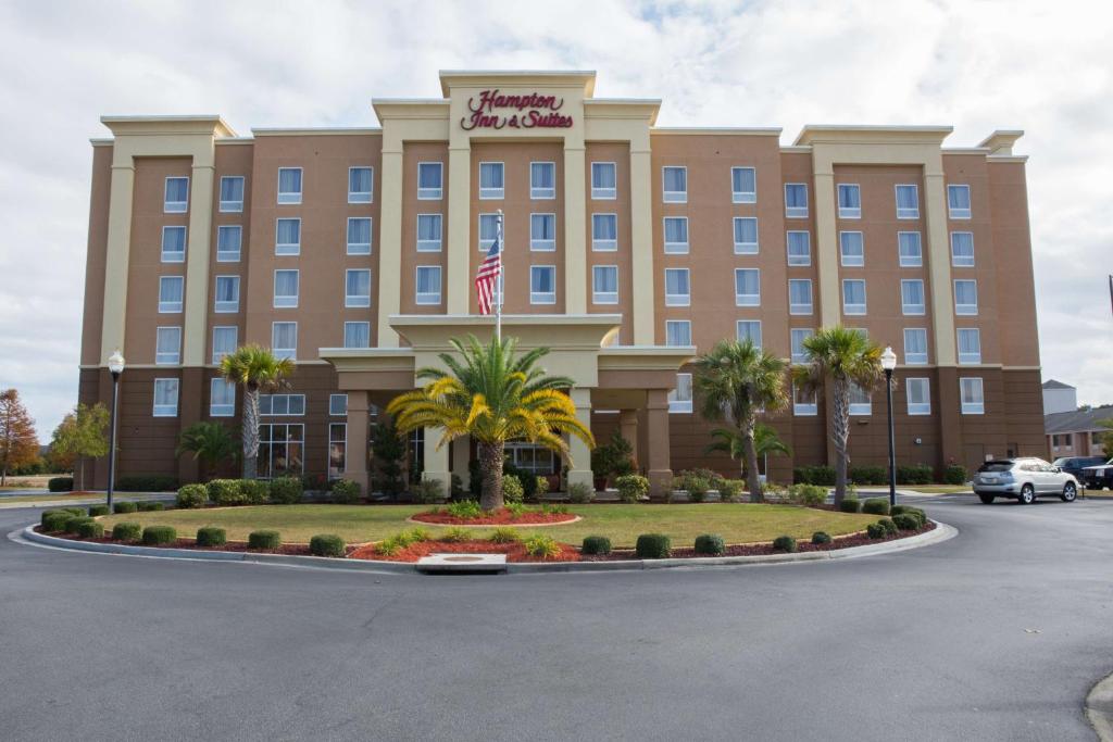 een weergave van de voorkant van een hotel bij Hampton Inn & Suites Savannah - I-95 South - Gateway in Savannah