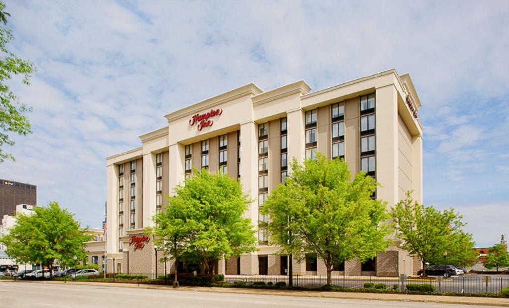 una representación de la parte delantera de un hotel en Hampton Inn Louisville Downtown, en Louisville
