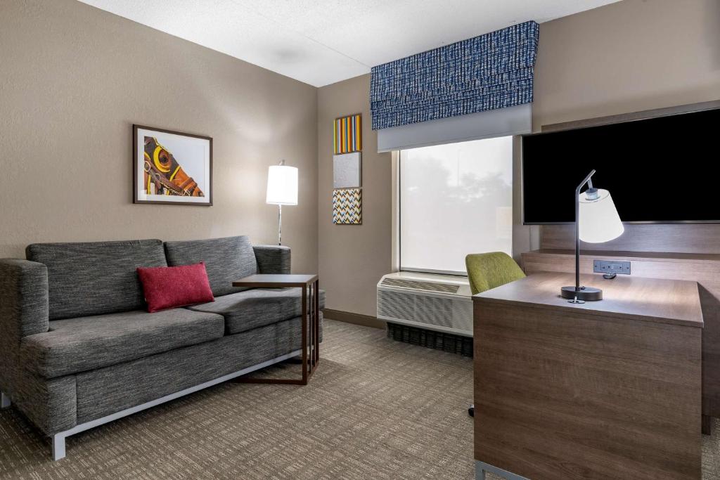 Hampton Inn & Suites Louisville East - King Studio Suite With Sofa Bed - Non-Smoking