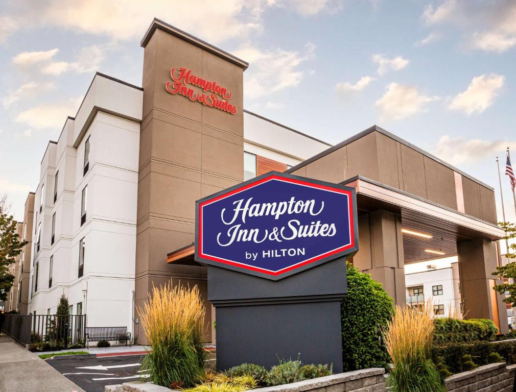 um sinal para uma estalagem e suites em Hampton em Hampton Inn & Suites Seattle-Downtown em Seattle