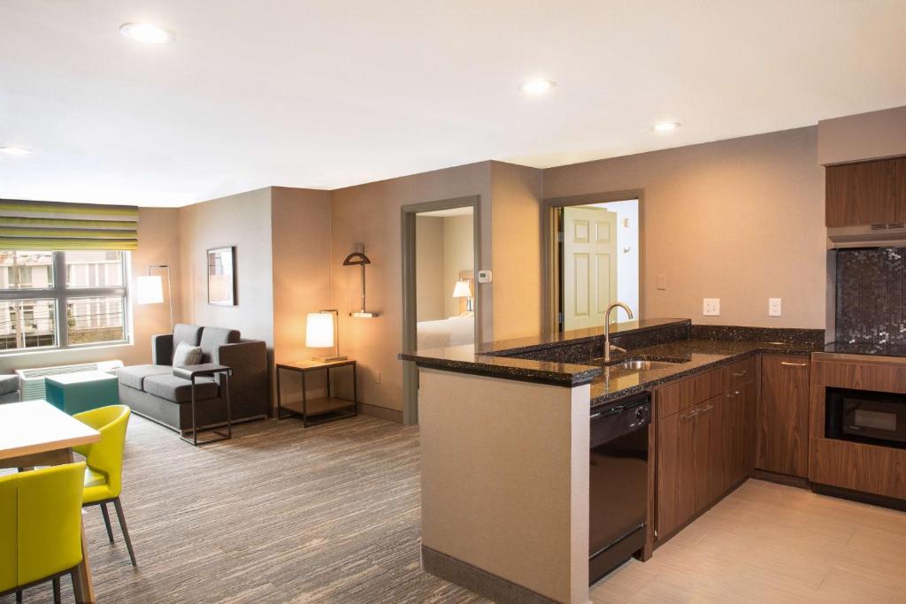 Hampton Inn & Suites Seattle-Downtown - One-Bedroom King Suite - Non-Smoking