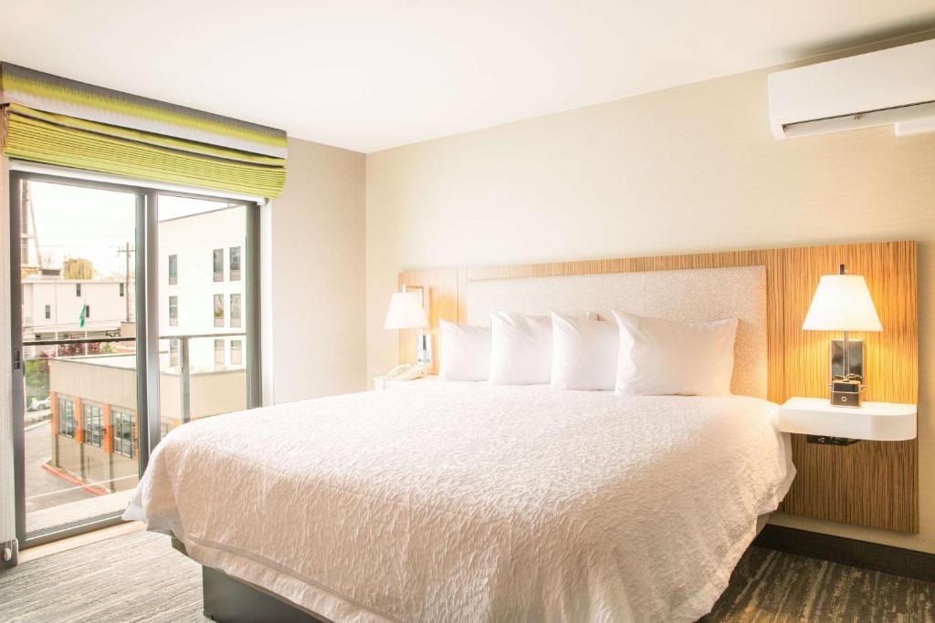 Hampton Inn & Suites Seattle-Downtown - King Suite Accessible Room