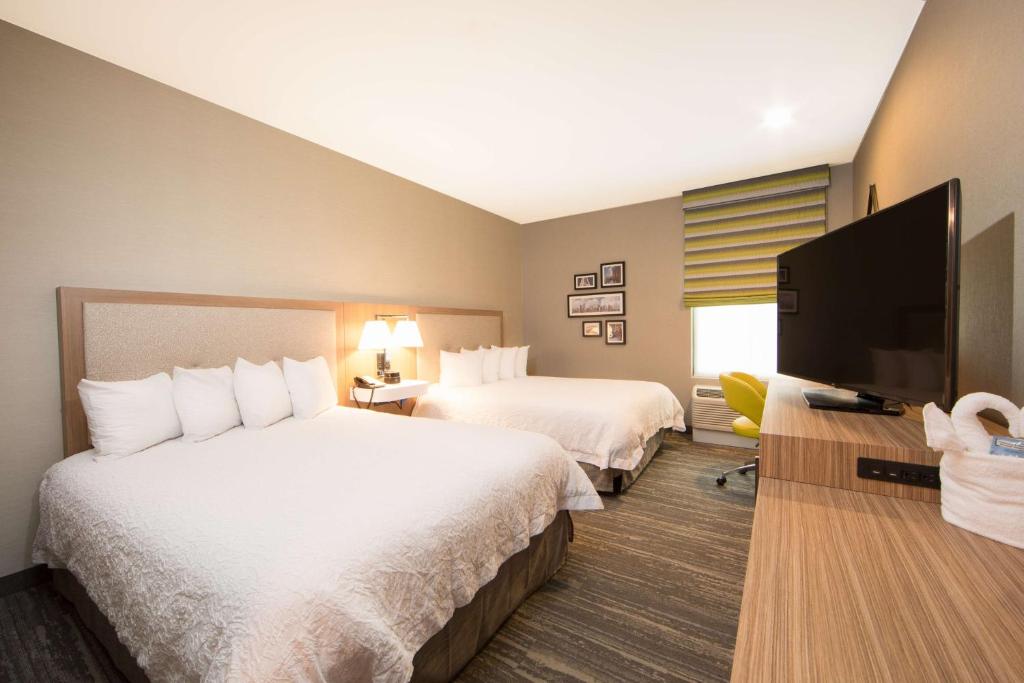 Hampton Inn & Suites Seattle-Downtown - Queen Room With Two Queen Beds And Roll-In Shower - Mobility And Hearing Access/Non-Smoking